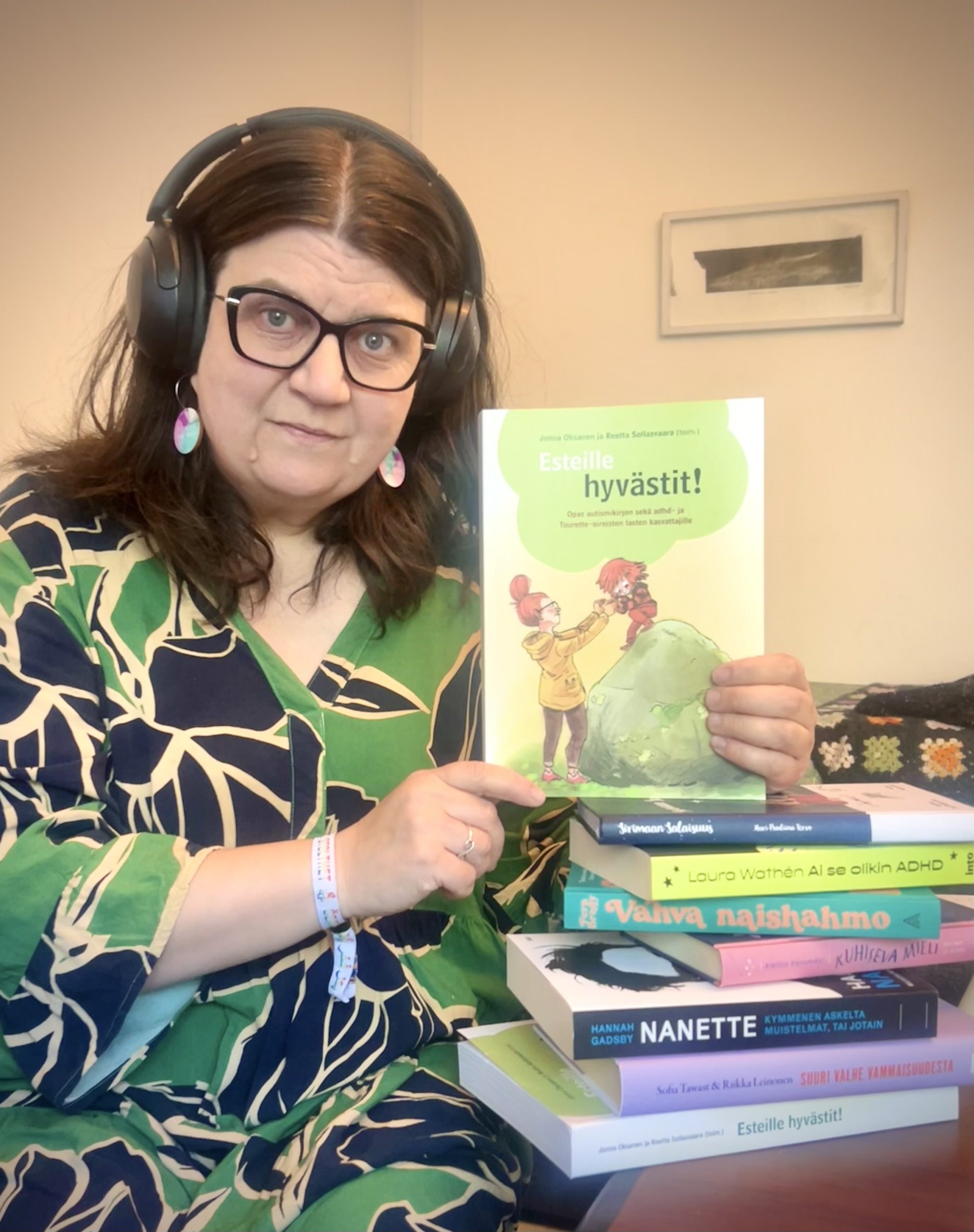 Maria Kuoksa pitää kädessään kirjaa Esteille hyvästit!