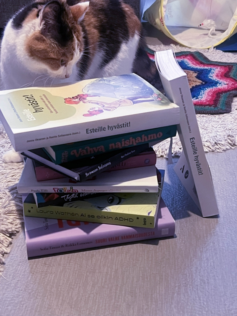 Kissa lukee Esteille hyvästit kirjan kantta